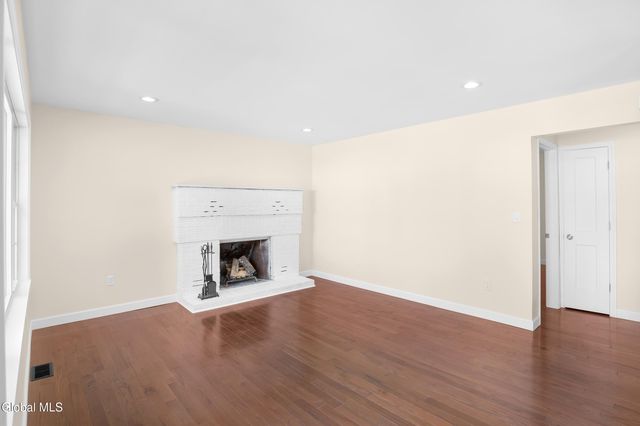 19 Carver Street, Halfmoon, NY 12118