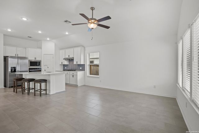 4964 Park Mnr, Marion, TX 78124