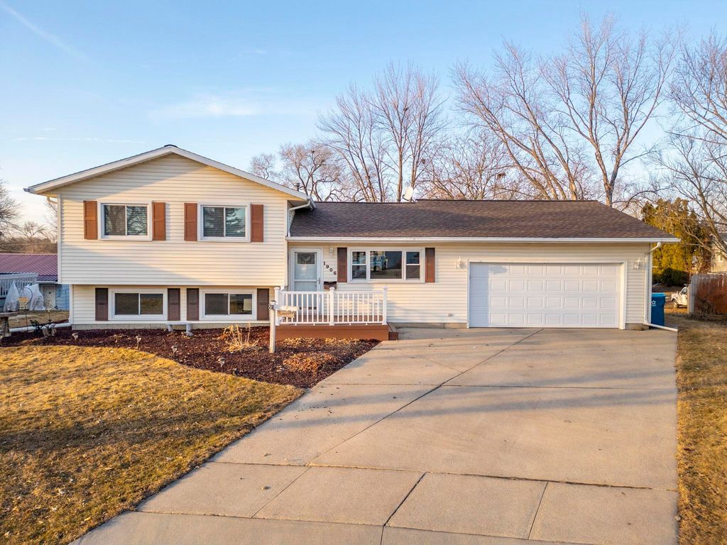 1906 Coachman Drive, Waterloo, IA 50701