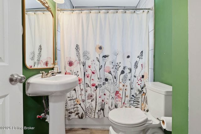 525 Fenwick Dr, New Albany, IN 47150