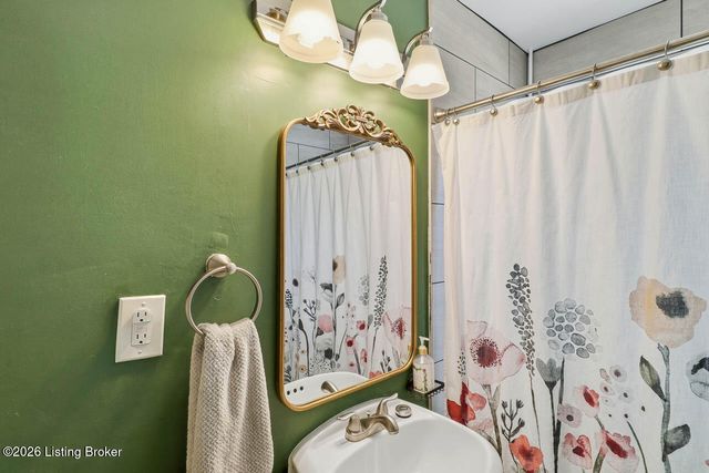 525 Fenwick Dr, New Albany, IN 47150