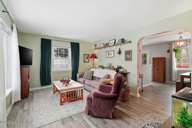 525 Fenwick Dr, New Albany, IN 47150