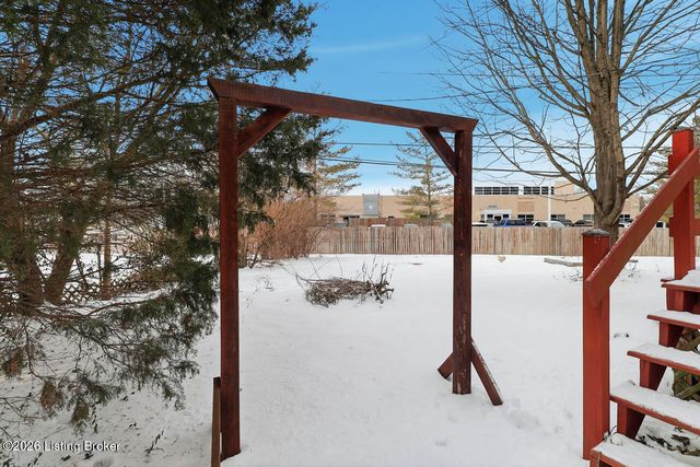 525 Fenwick Dr, New Albany, IN 47150