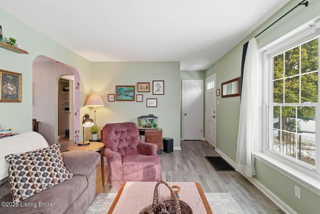 525 Fenwick Dr, New Albany, IN 47150