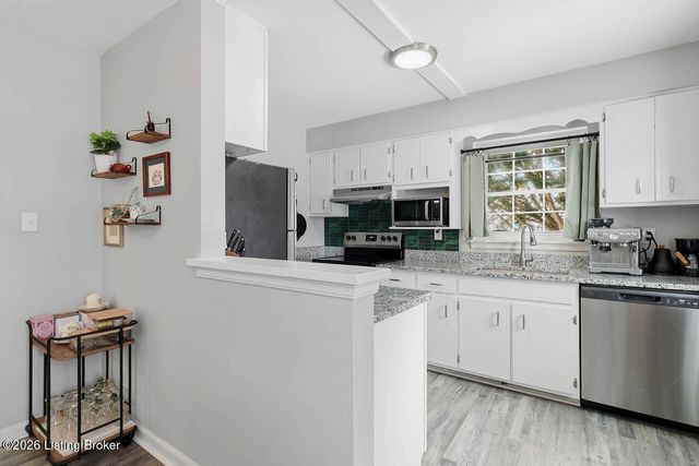 525 Fenwick Dr, New Albany, IN 47150