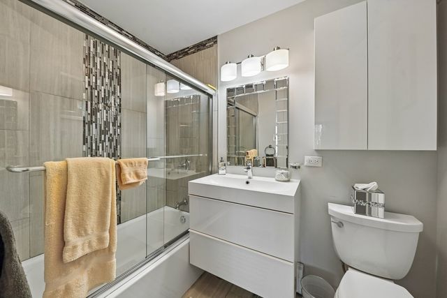 601 E 32nd Street 800, Chicago, IL 60616
