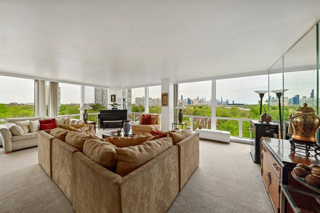 601 E 32nd Street 800, Chicago, IL 60616
