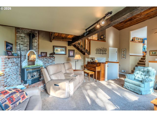 915 Se POUNDER Rd, Corbett, OR 97019