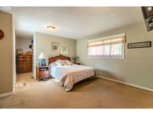915 Se POUNDER Rd, Corbett, OR 97019