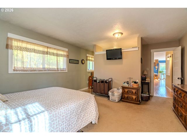915 Se POUNDER Rd, Corbett, OR 97019