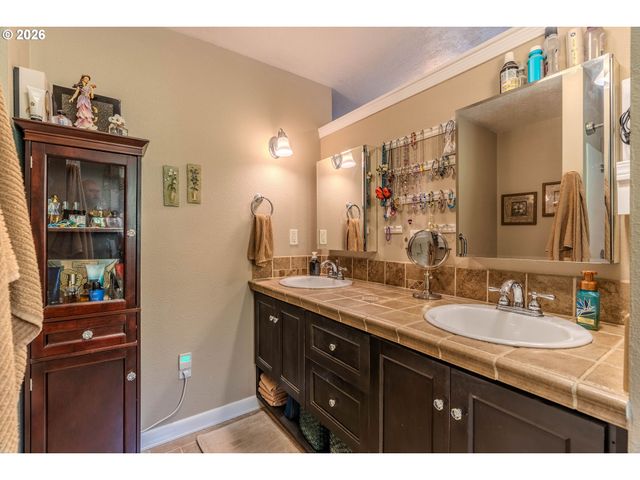 915 Se POUNDER Rd, Corbett, OR 97019