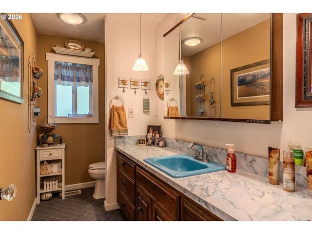 915 Se POUNDER Rd, Corbett, OR 97019