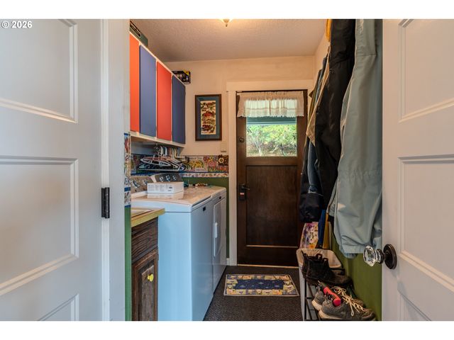 915 Se POUNDER Rd, Corbett, OR 97019