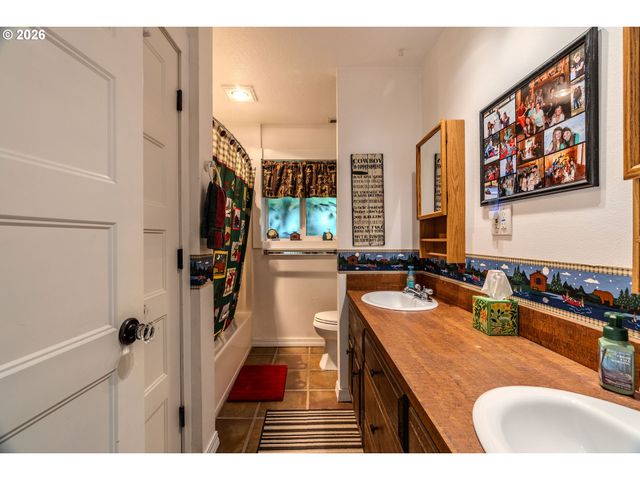 915 Se POUNDER Rd, Corbett, OR 97019