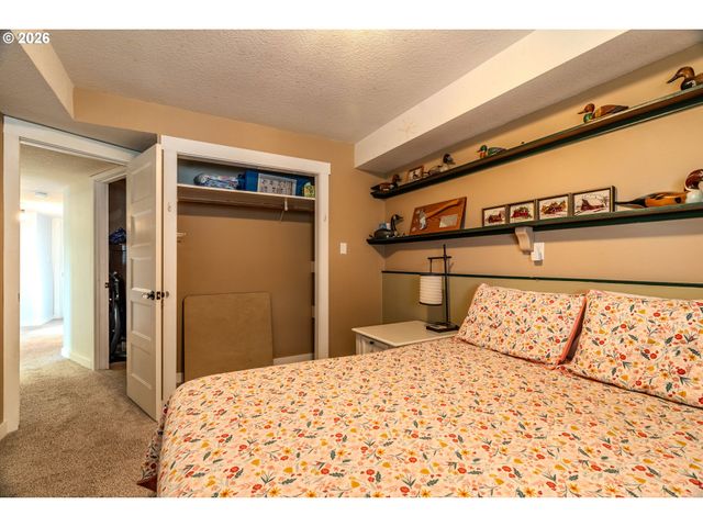 915 Se POUNDER Rd, Corbett, OR 97019