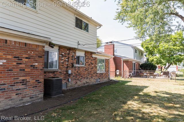 11139 Madeline Drive, Warren, MI 48093