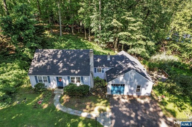 2 Nydam Lane, Franklin Lakes, NJ 07417
