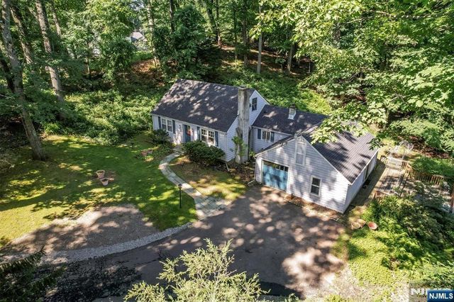 2 Nydam Lane, Franklin Lakes, NJ 07417