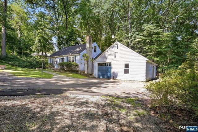 2 Nydam Lane, Franklin Lakes, NJ 07417