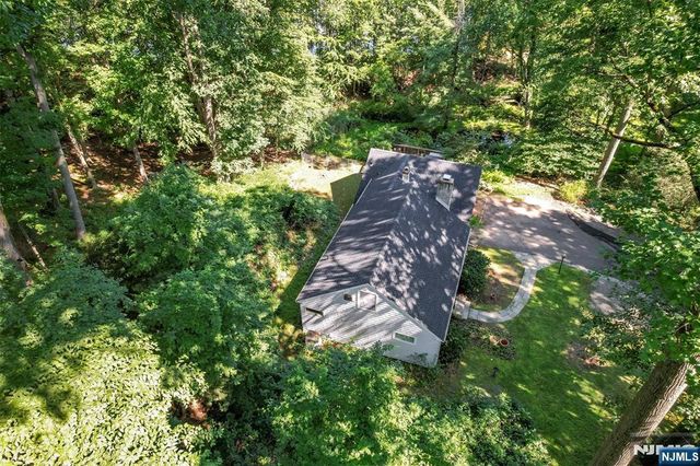 2 Nydam Lane, Franklin Lakes, NJ 07417