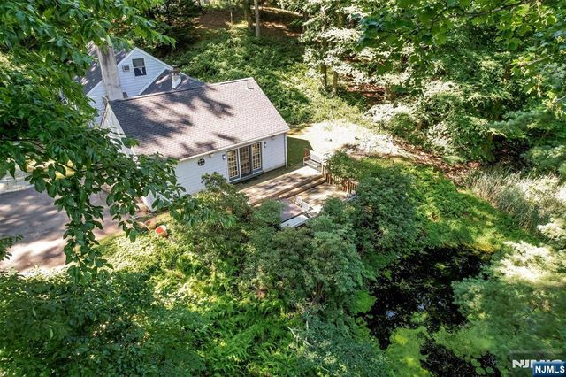 2 Nydam Lane, Franklin Lakes, NJ 07417