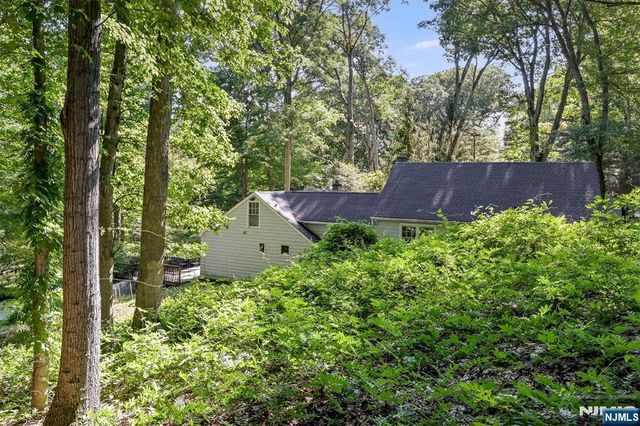 2 Nydam Lane, Franklin Lakes, NJ 07417