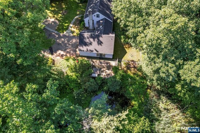 2 Nydam Lane, Franklin Lakes, NJ 07417