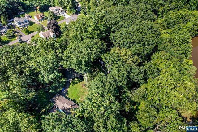 2 Nydam Lane, Franklin Lakes, NJ 07417