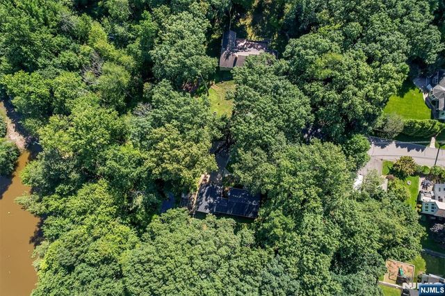 2 Nydam Lane, Franklin Lakes, NJ 07417