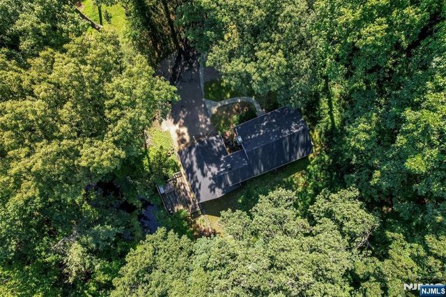 2 Nydam Lane, Franklin Lakes, NJ 07417
