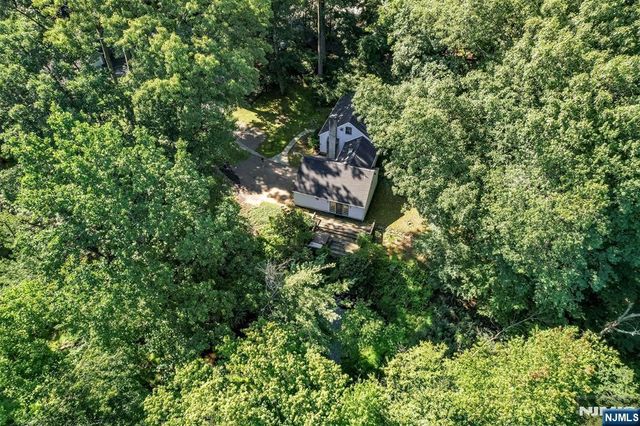2 Nydam Lane, Franklin Lakes, NJ 07417