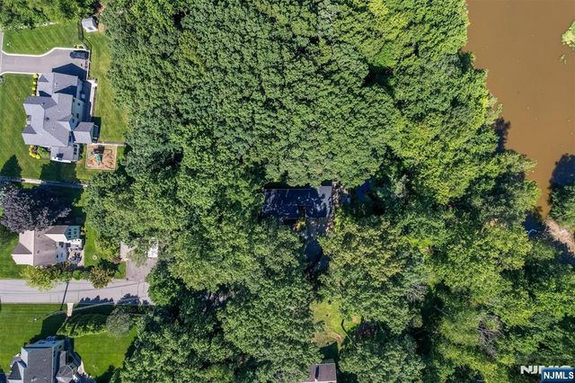 2 Nydam Lane, Franklin Lakes, NJ 07417