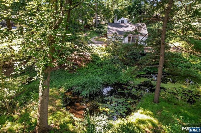 2 Nydam Lane, Franklin Lakes, NJ 07417