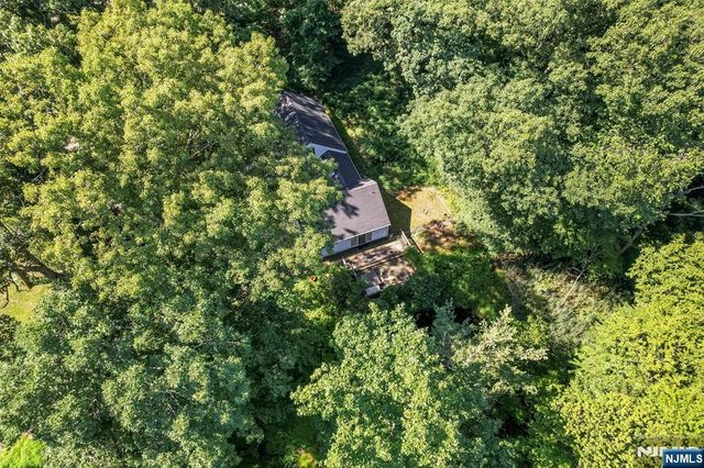 2 Nydam Lane, Franklin Lakes, NJ 07417