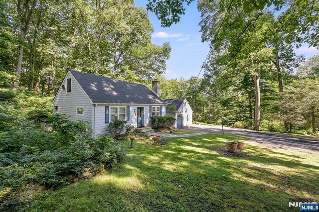 2 Nydam Lane, Franklin Lakes, NJ 07417