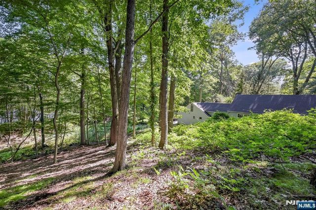 2 Nydam Lane, Franklin Lakes, NJ 07417