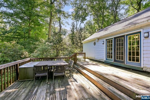2 Nydam Lane, Franklin Lakes, NJ 07417