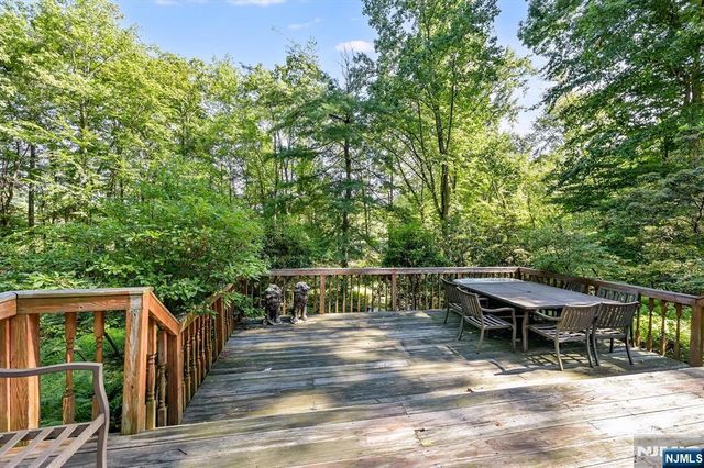2 Nydam Lane, Franklin Lakes, NJ 07417