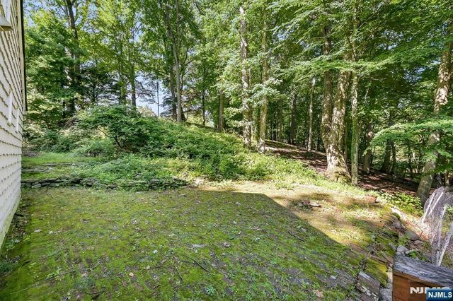 2 Nydam Lane, Franklin Lakes, NJ 07417