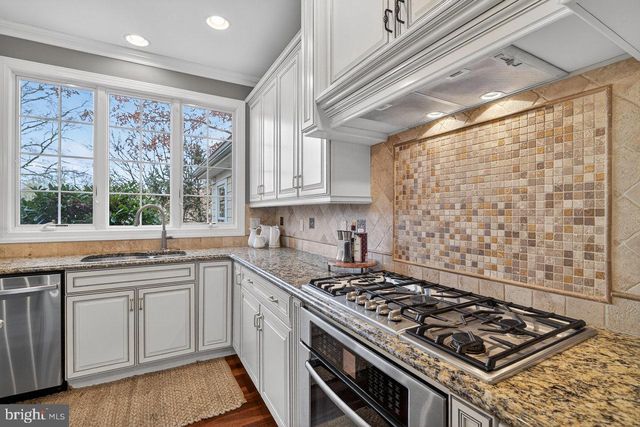 10 EVANS DR, Cranbury, NJ 08512