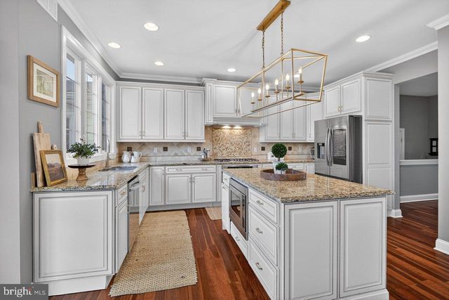 10 EVANS DR, Cranbury, NJ 08512