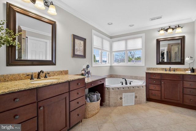 10 EVANS DR, Cranbury, NJ 08512