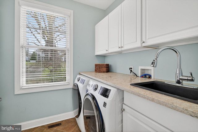 10 EVANS DR, Cranbury, NJ 08512