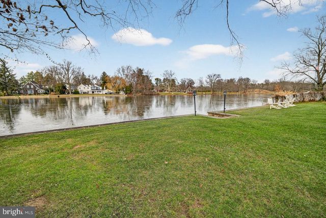 10 EVANS DR, Cranbury, NJ 08512