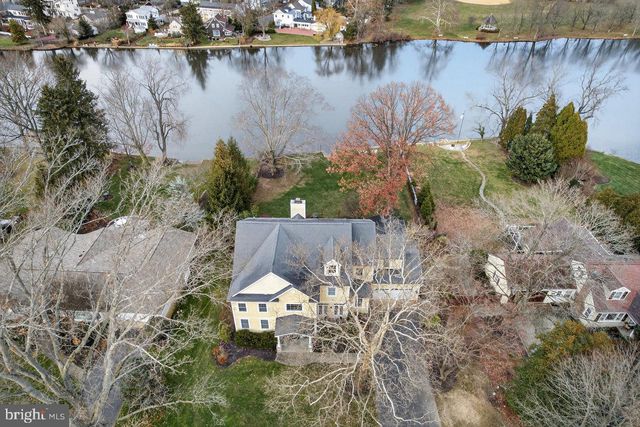 10 EVANS DR, Cranbury, NJ 08512