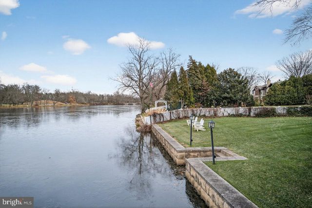 10 EVANS DR, Cranbury, NJ 08512