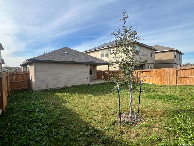 324 MIDDLE GREEN LOOP, Floresville, TX 78114