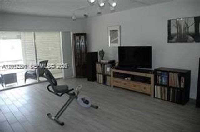 3571 Inverrary Drive 201, Lauderhill, FL 33319