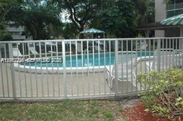 3571 Inverrary Drive 201, Lauderhill, FL 33319