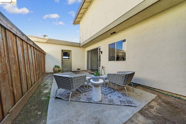 1368 Ridgecrest Rd, Pinole, CA 94564